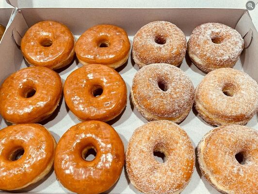 24 jam layanan mandiri sistem pengangkat otomatis mesin penjual kue dengan semua rangka pintu baja dan defoging kaca