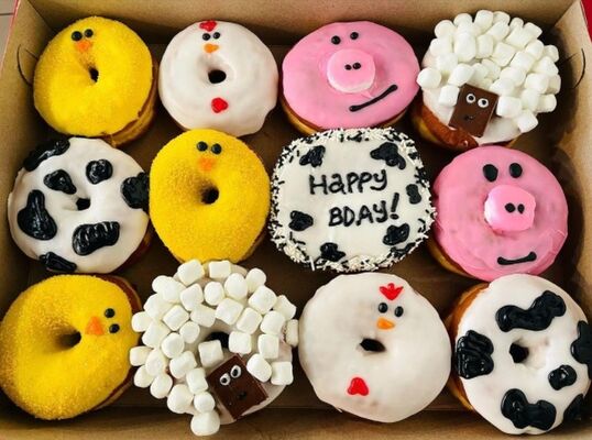 24 jam layanan mandiri sistem pengangkat otomatis mesin penjual kue dengan semua rangka pintu baja dan defoging kaca